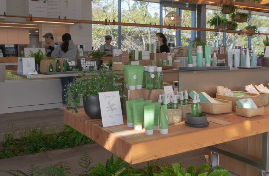 Clean Beauty: The Revolution of Vegan Cosmetics and Refillable Packaging